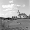 Häggdångers kyrka. Byggmästare Pehr Hagmansson. Vitputsad stenkyrka. Orgel från 1855 av J Gustav Ek. Altartavla från 1795 av målare Anders Joakim Öberg från Härnösand. Altaruppsatsen från 1797-98 av bildhuggare Per Vestman från Hemsö.