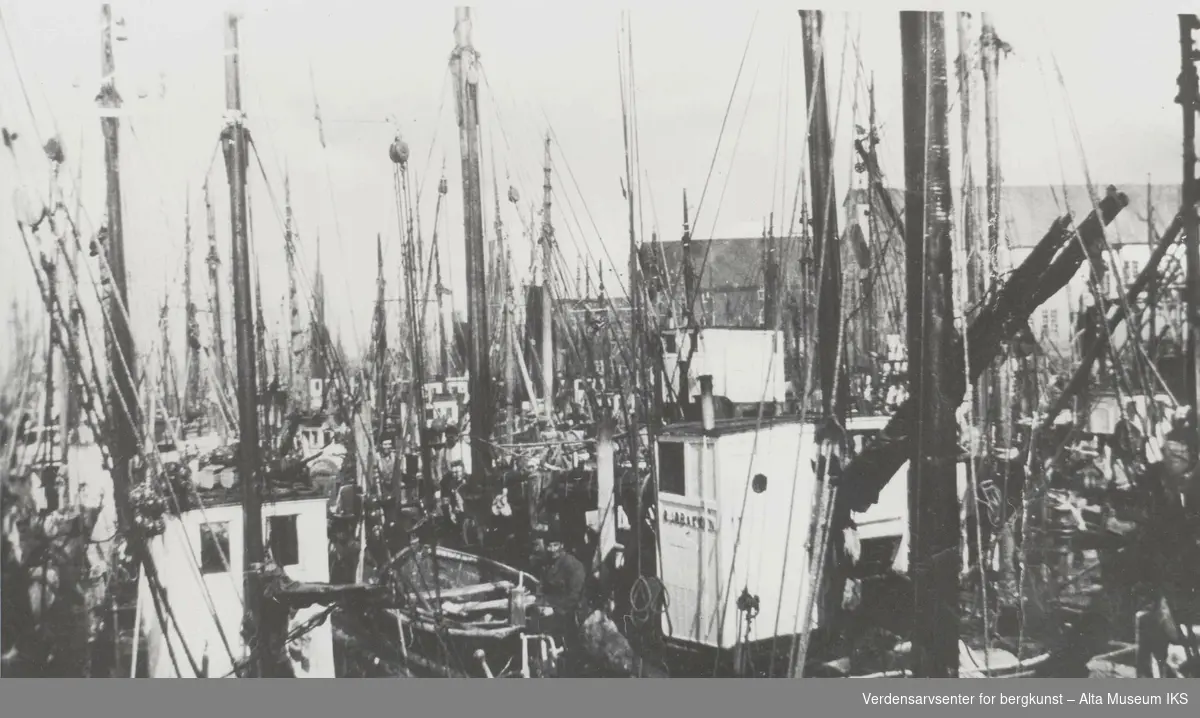 fiskebåter, lofotfiske, Svolvær havn, M/K "Sjøbakken" av Langfjord i forgrunnen. 