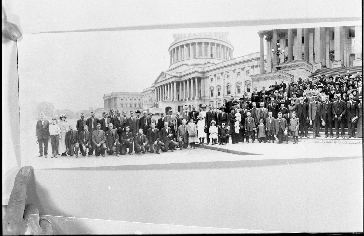 Antatt medlemmer av foreningen "Sønner av Norge" avbildet foran Capitol i Washington DC i 1914. Nr. 3 fr venstre i 3.rekke er Marie Korslien.