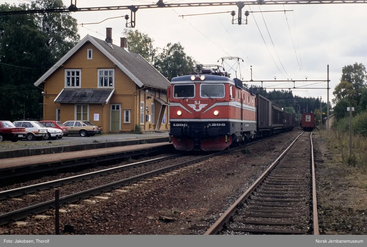 Svensk elektrisk lokomotiv Rc4 1295 med godstog i spor 2 på Såner stasjon. Dette var siste dag med ordinær drift på denne strekningen