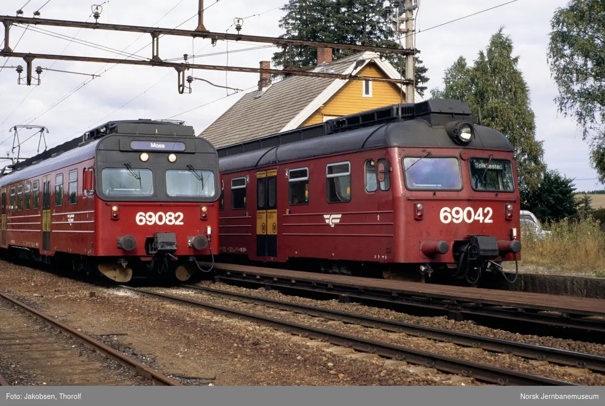 Kryssing på Såner stasjon mellom lokaltog fra Spikkestad til Moss, tog 1121, (til venstre) og lokaltog fra Moss til Spikkestad, tog 1128, begge tog med motorvognsett type 69. Dette var siste dag med ordinær drift på denne strekningen