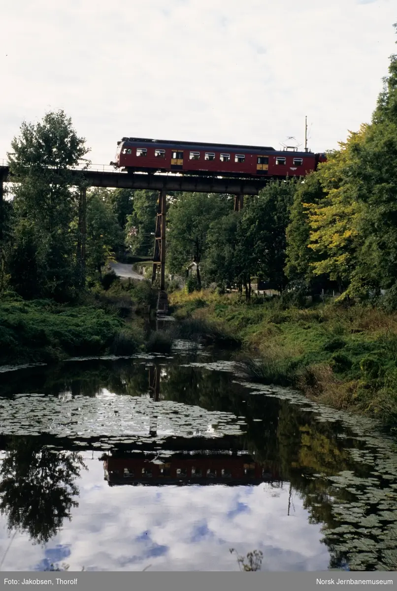 Elektrisk motorvognsett type 69 med lokaltog til Moss, tog 1127, på Hølen viadukt. Dette var siste dag med ordinær drift på denne strekningen