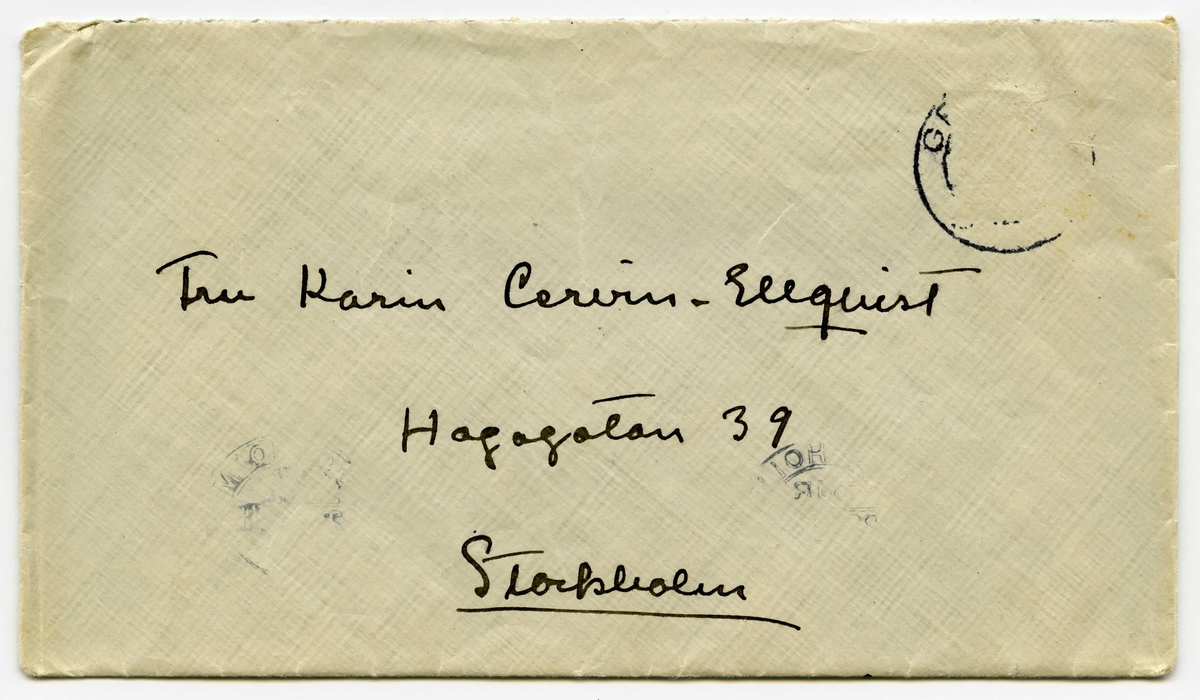 Brev 1918-10-27 från Ester Bauer till Karin Cervin-Ellqvist, bestående av fyra sidor skrivna på fram- och baksidan av ett vikt pappersark, samt kuvert. Huvudsaklig skrift handskriven med svart bläck. 
.
BREVAVSKRIFT:
.
[Kuvert baksida]
[Två poststämplar; STOCKHOLM 28 --- 18]
avs. E. Bauer
Björkudden
Grenna
.
[Kuvert framsida]
Fru Karin Cervin-Ellqvist
Hagagatan 30
Stockholm
.
[Sida 1]
Björkudden d. 27 10 1918
Kära Karin!
Du svarar inte på mitt brev?
Du har väl alldelels glömt att jag
finns till? I dag är det också
presis 5 månader sen jag kom hit
till Björkudden och sen dess har
jag knappast varit från udden och 
inga mänskor träffar jag häller.
I 5 månader har jag varit i
.
[Sida 2]
ensamhet, skulle du kunna
finna dej i något sådant?
Det tror jag inte. John är i
Köpenhamn. Han blev första 
dagen nästan svagsint av allt
gott där fanns att äta och alla
härligheter i klädväg för rim-
ligt pris. Han skrev ett konstigt
brev [överstruket or och inskrivet: bland annat] att jag borde vara där
med, att han inte tyckte det var
riktigt trevligt att äta det ensam.
Att han ville köpa Puttekläder o
pälskappa åt mej om han bara kunde
få dem hem. Att man verk-
.
[Sida 3]
ligen kan gå så utom sej
själv av idel välbefinnande (han
hade ätit gott hela dagen)
Jo, Karin, jag ser i tidningen att
man får en [överstruket streck på l] del saker utdelade
i Stockholm, ägg, lingon, m.m.
nu stå vi ju ännu skrivna i Stocklm.
Skulle du villa bevaka mia
intressen? Jag skickar hushålls-
kortet, pängar lägger du väl ut
så länge, om det nu finns något
att få. Har du mor hos dej?
Skriv några rader är du snäll
men hällst genast. Du har
.
[Sida 4]
väl inte varit på Djursholm och 
sett på vårt olycksaliga bygge.
Undrar om det nånsin blir färdigt.
Här är mycket kallt, i går snöade
det. Vi elda mycket men här är
ändå alltid kallt, golvet är ohygg-
ligt kallt. Putte är stor o duktig
men han längtar härifrån och
det gör vi alla, jungfrun inte
minst.
Hälsa alla så mycket.
Din tillgivna vän Ester..