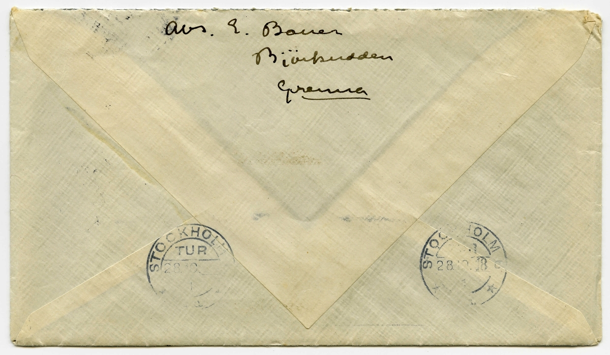 Brev 1918-10-27 från Ester Bauer till Karin Cervin-Ellqvist, bestående av fyra sidor skrivna på fram- och baksidan av ett vikt pappersark, samt kuvert. Huvudsaklig skrift handskriven med svart bläck. 
.
BREVAVSKRIFT:
.
[Kuvert baksida]
[Två poststämplar; STOCKHOLM 28 --- 18]
avs. E. Bauer
Björkudden
Grenna
.
[Kuvert framsida]
Fru Karin Cervin-Ellqvist
Hagagatan 30
Stockholm
.
[Sida 1]
Björkudden d. 27 10 1918
Kära Karin!
Du svarar inte på mitt brev?
Du har väl alldelels glömt att jag
finns till? I dag är det också
presis 5 månader sen jag kom hit
till Björkudden och sen dess har
jag knappast varit från udden och 
inga mänskor träffar jag häller.
I 5 månader har jag varit i
.
[Sida 2]
ensamhet, skulle du kunna
finna dej i något sådant?
Det tror jag inte. John är i
Köpenhamn. Han blev första 
dagen nästan svagsint av allt
gott där fanns att äta och alla
härligheter i klädväg för rim-
ligt pris. Han skrev ett konstigt
brev [överstruket or och inskrivet: bland annat] att jag borde vara där
med, att han inte tyckte det var
riktigt trevligt att äta det ensam.
Att han ville köpa Puttekläder o
pälskappa åt mej om han bara kunde
få dem hem. Att man verk-
.
[Sida 3]
ligen kan gå så utom sej
själv av idel välbefinnande (han
hade ätit gott hela dagen)
Jo, Karin, jag ser i tidningen att
man får en [överstruket streck på l] del saker utdelade
i Stockholm, ägg, lingon, m.m.
nu stå vi ju ännu skrivna i Stocklm.
Skulle du villa bevaka mia
intressen? Jag skickar hushålls-
kortet, pängar lägger du väl ut
så länge, om det nu finns något
att få. Har du mor hos dej?
Skriv några rader är du snäll
men hällst genast. Du har
.
[Sida 4]
väl inte varit på Djursholm och 
sett på vårt olycksaliga bygge.
Undrar om det nånsin blir färdigt.
Här är mycket kallt, i går snöade
det. Vi elda mycket men här är
ändå alltid kallt, golvet är ohygg-
ligt kallt. Putte är stor o duktig
men han längtar härifrån och
det gör vi alla, jungfrun inte
minst.
Hälsa alla så mycket.
Din tillgivna vän Ester..
