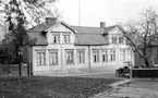 Huitfeltska gården i Linköping 1929. Vy från sydväst. Om 20 år kommer byggnaden att plockas ner för att bli det första huset att flyttas till friluftsmuseet Gamla Linköping.