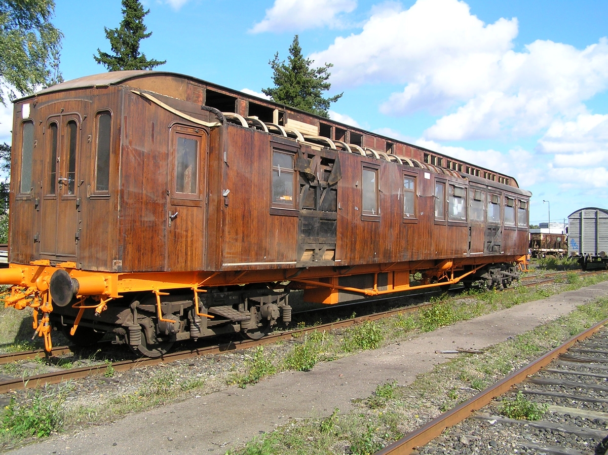 Restaurangvagn SJ ABo3a nr 2702.

Restaurangvagn av 1913 års modell. Vagnen har restaurerats i Järnvägsmuseets egen verkstad mellan 2009 till 2024 till nära originalutförande, efter efter att ha tömts på i princip all inredning 1965. Stora inslag av rekonstruktioner men med tidstypiska material och metoder. Hela inredningen har rekonstrueras efter äldre ritningar och fotografier, ett dörrparti från en samtida vagn som skrotats har dock kunnat återanvändas. 
Nybyggda fönster. Teakpanelen utvändigt är till större del original, panelen har demonterats, skrapats och återmonterats.