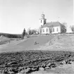 Häggdånger kyrka. Byggmästare Pehr Hagmansson. Efter 60 år byggdes torn på kyrkan (1840-t). Vitputsad stenkyrka. Orgel från 1855 av J Gustav Ek. Altartavla från 1795 av målare Anders Joakim Öberg från Härnösand. Altaruppsatsen från 1797-98 av bildhuggare Per Vestman från Hemsö.