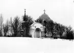 Torsåkers kyrka tillkom sannolikt på 1200-talet och bestod av långhus och ett lägre rakslutet kor. Under 1400-talet slopades koret och kyrkan förlängdes. I samband med detta gjordes valvslagning med stjärnvalv. Vid en stor restaurering 1793 sänktes yttertaket och efter en brand 1815 fick spetsgavlarna en svängd kontur. Kyrkan har haft flera klockstaplar. En byggdes 1693, den nuvarande är från 1956. Kyrkans väggar och valv dekorerades med målningar under slutet av 1400-talet i den s k Tierpskolans stil. De har varit överkalkade sedan slutet av 1700-talet, men framtogs 1930. Målningarna är ovanligt rika motivmässigt. Övrig fast inredning präglas av 1700-talet.