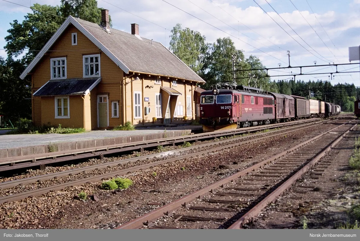 Elektrisk lokomotiv El 14 2171 med godstog retning Oslo i spor 1 på Såner stasjon