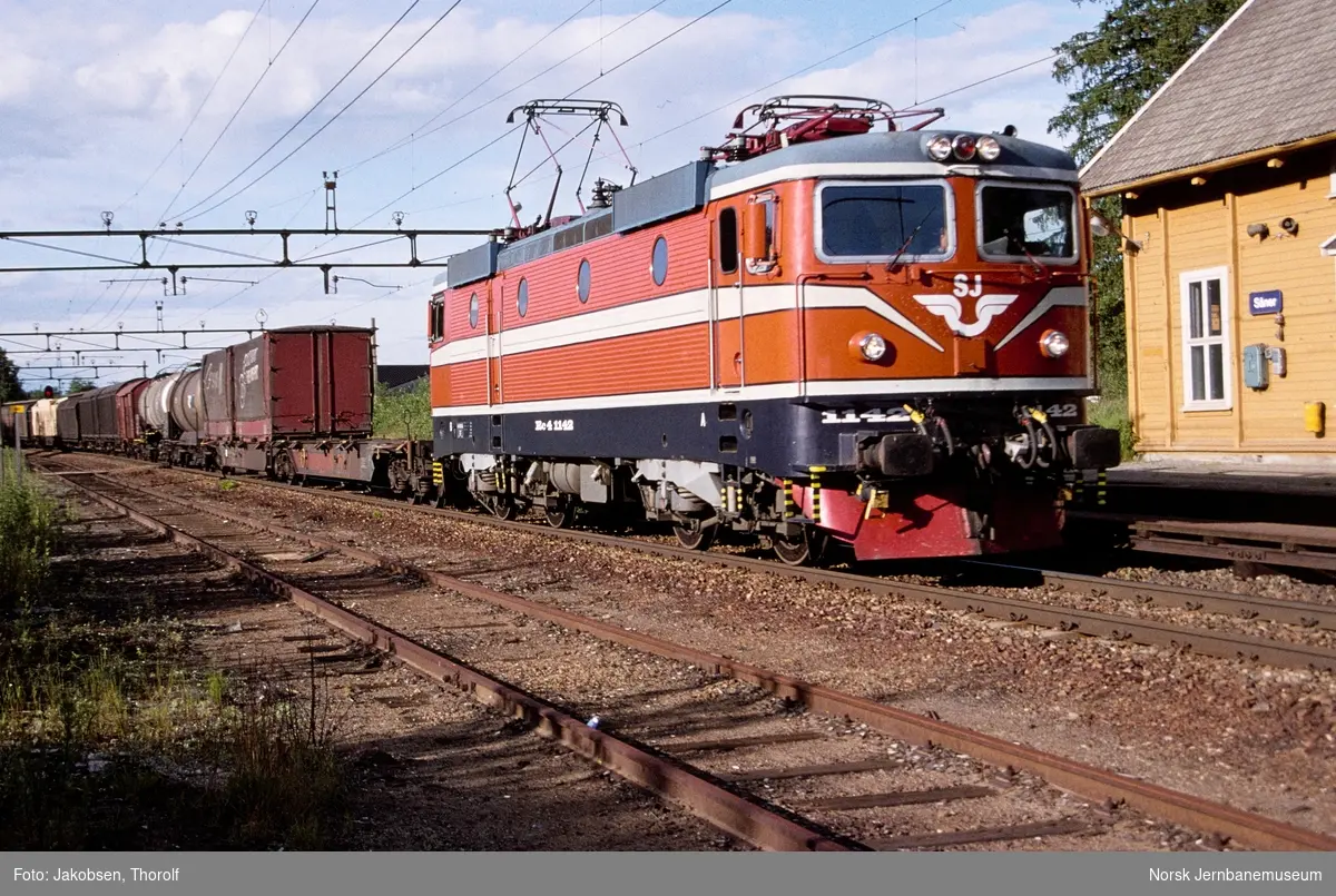 Svensk elektrisk lokomotiv Rc4 1142 med godstog retning Halden i spor 2 på Såner stasjon