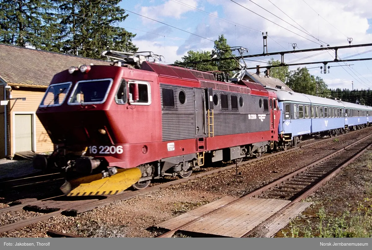 Elektrisk lokomotiv El 16 2206 med hurtigtog fra Göteborg til Oslo S, tog 384, på Såner stasjon