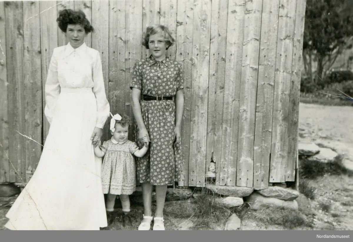 Tre søstre fra Saursfjord. Karin Arna, Astrid Johanne og Gerd Josefa Olsen. Bildet er tatt i forbindelse med Karins konfirmasjon i 1954.