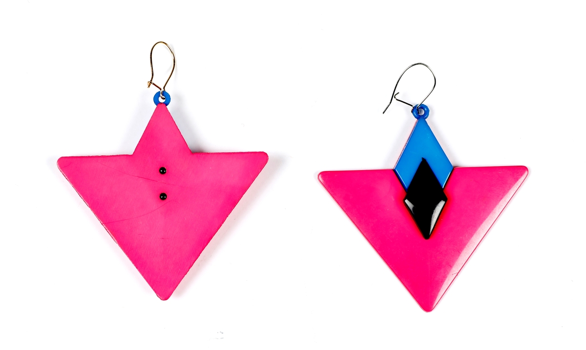 Et par store, hengende plastøredobber i rosa, blått og svart. Metallkrok. Øredobbene kan deles slik at den blå og svarte dele kan brukes for seg. Ganske tunge. Den blå og svarte delen er mest brukt.