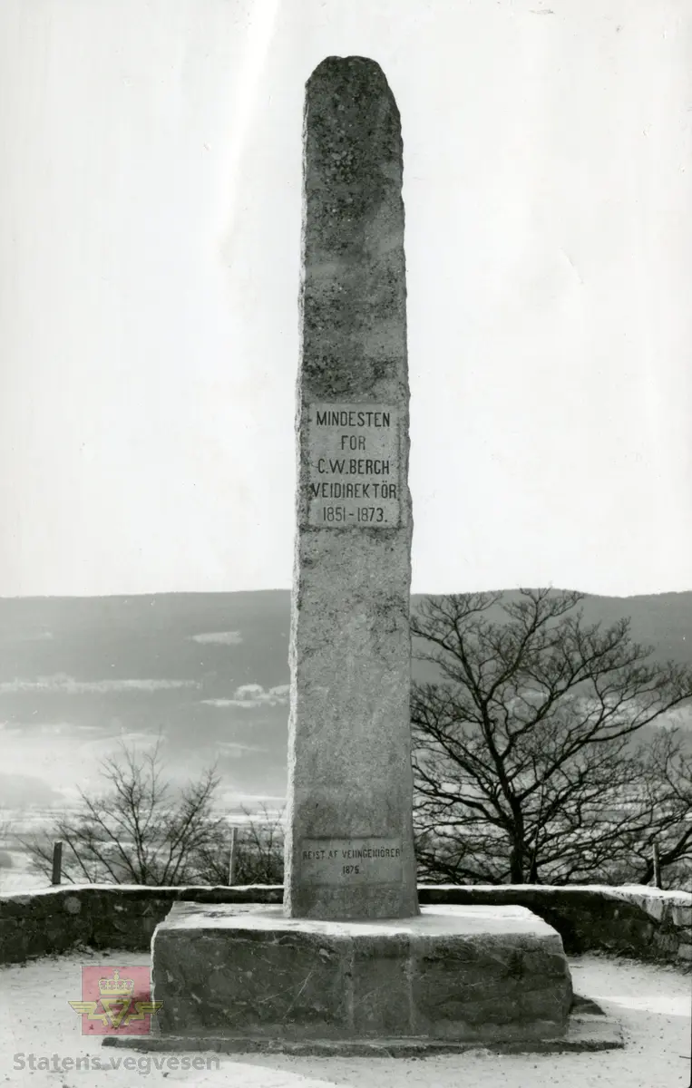 Tre bilder som viser minnesteinen over vegdirektør Christian Wilhelm Bergh ved riksveg 50 i Fåberg ved Storhove (nord). 
Minnesteinen ble senere flyttet til Vingrom på begynnelsen av 1970-tallet i forbindelse med bygging av ny veg, før den deretter kom  til Oppland vegkontor.
Steinen har følgende inskripsjon: 
MINDESTEIN for C. W. BERGH veidirektør 1851 - 1873. REIST AF VEIINGENIØRER 1875. 
Refererer til foto i "Norges veidirektører og vegsjefer," av Hans Wangensten Paus  2. utvidet utgave 1962 side 20 og 44.
Minnesteinen ble flyttet til Norsk vegmuseum og er gjenreist i hagen ved Lysaker Gjestgiver hvor den ble avduket 4. juni 2014 i forbindelse med Statens vegvesen markering av 150 års jubileum. 
Samtidig denne dagen foregikk museets offisielle åpning av utstillingen "Tida og Vegen."