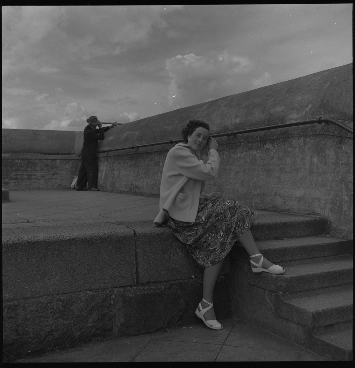 Kerstin Åsén vid en fyr, troligen i Jönköping, aug 1950