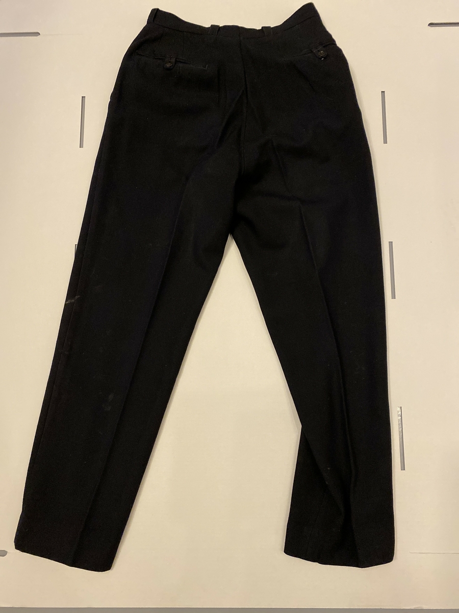 Uniformsbukse, del av NSB-uniform. Knappegylf, klokkelomme, sidelommer og baklommer med knapp.