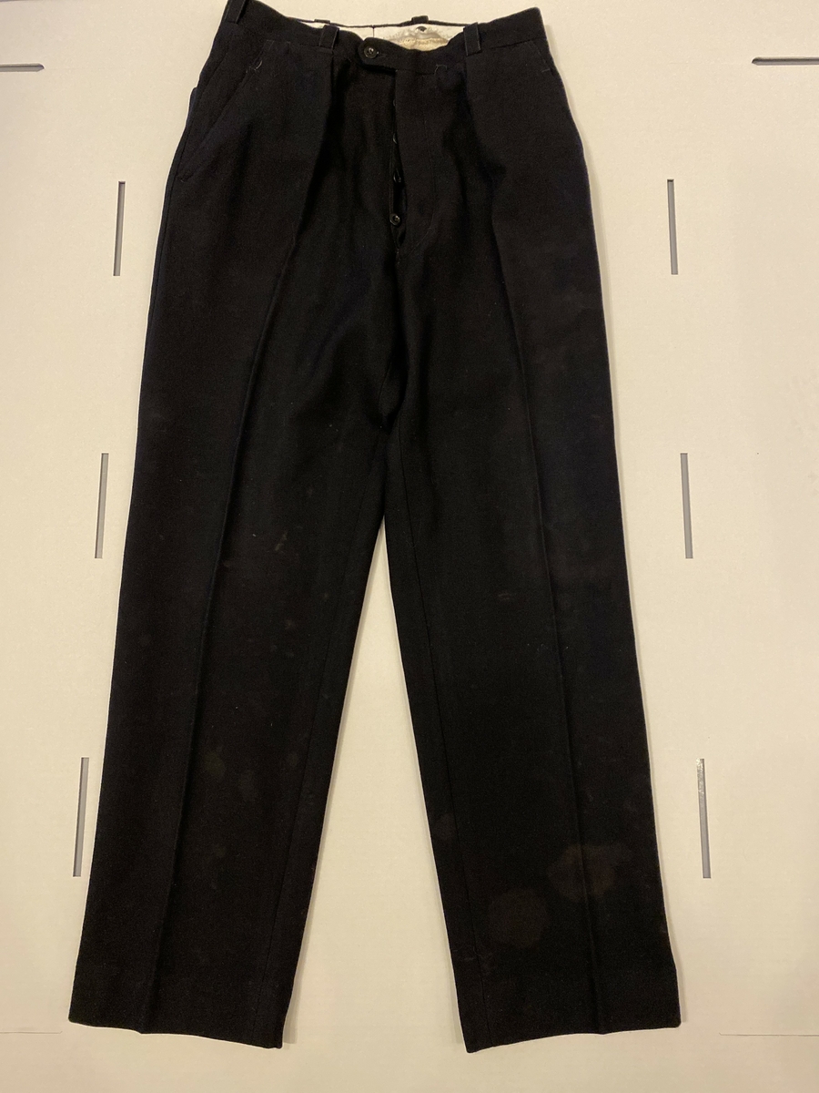 Uniformsbukse, del av NSB-uniform. Knappegylf, klokkelomme, sidelommer og baklommer med knapp.