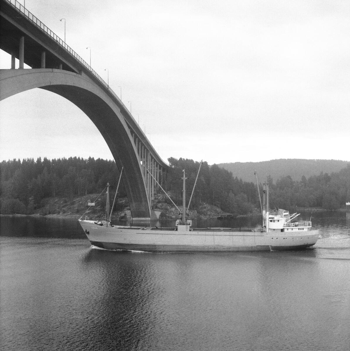 Fartyget Lühe vid Sandöbron

