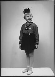 Elisabeth Berg i matroskjole.