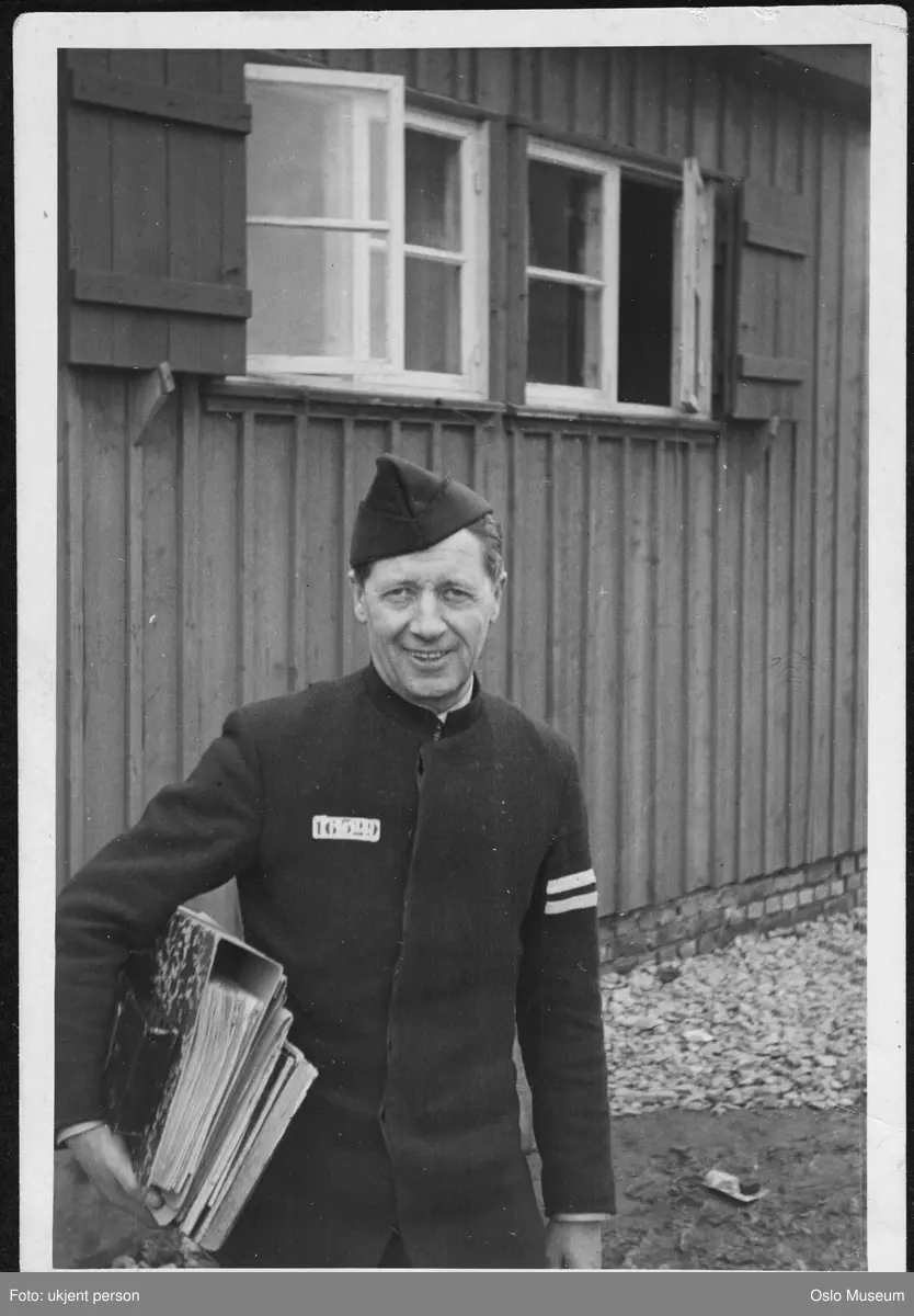 Grini fangeleir, mann, uniform, permer under armen