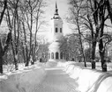 Domkyrkan, Härnösand.  Arkitekt Johan Adolf Hawerman. Nyklassistisk stil. Vitputsad stenkyrka med ett mittorn, två mindre torn och västfasad med pelarrad.En del inventarier från den äldre kyrkan bland annat altartavlan från 1700-talet.Treskeppigt kyrkorum. Orgel från 1731 av Johan Caliman med barockfasad av Magnus Granlund från Hudiksvall