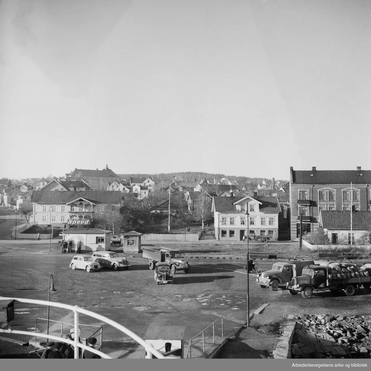 Fergekaia i Horten. Victoria Hotel i krysset Fergebakken og Strandgaten til venstre. Fylkingen. Sentrum skole i bakgrunnen. Juni 1948