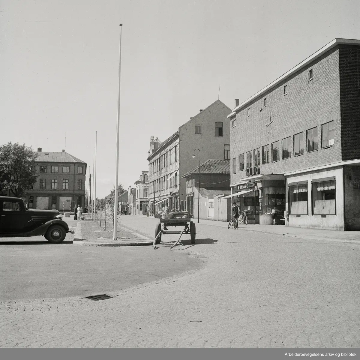 Torget i Horten. Horten kino (bygget 1936) med adresse Torggata 2 til høyre. 1949