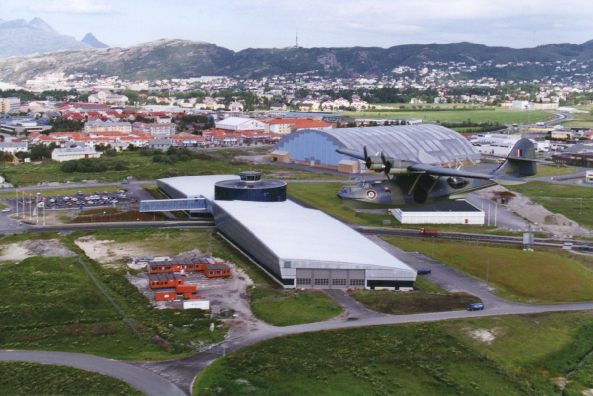 Catalina FP535 under innflyging mot Bodø, med Norsk Luftfartsmuseum i bakgrunnen.
