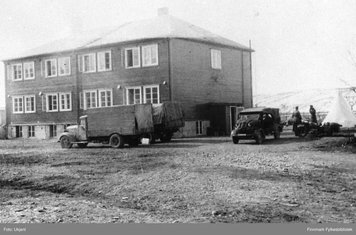 Ved Seida internat under krigen. Feltvognen til høyre er en Steyr 250.
