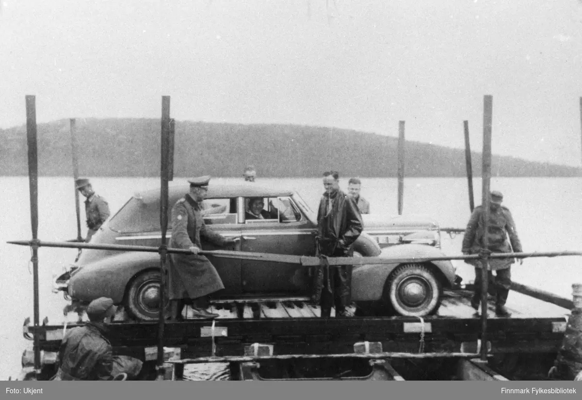 Tysk offiser og soldater tar fergen over ved Svanvik. Bilen er Buick Convertible Sedan 1938-modell. Bildet er tatt i samme situasjon som GK-FV.0001223.