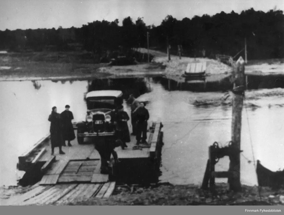 Kistrand i Porsanger. Lakselv fergested i 1938. Bil er ca. 1930-modell på uleselig tosifret Y-nummer.