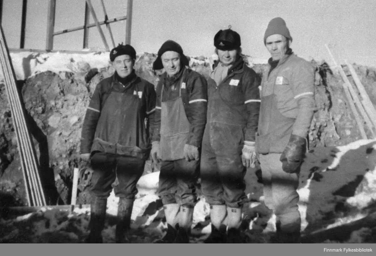 Gednje brøytestasjon i 1976. Fra venstre: Hilmer Henninen, Evald Knudsen, Ingvald Eliassen og Isak Gaski. 