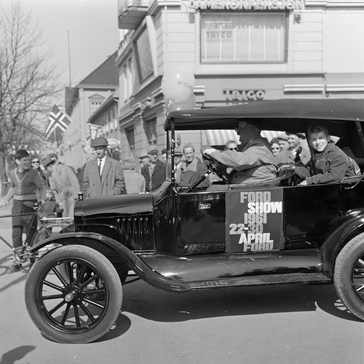 Jubileumsparade for Ford