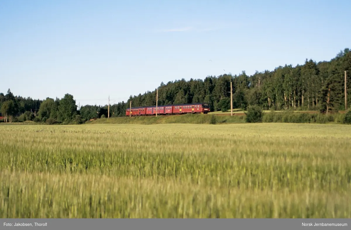 Motorvognsett type 69 med styrevogn BS 69 657 fremst, med lokaltog fra Moss til Spikkestad, tog 1106, ved ca km 47,5, like nord for Såner stasjon