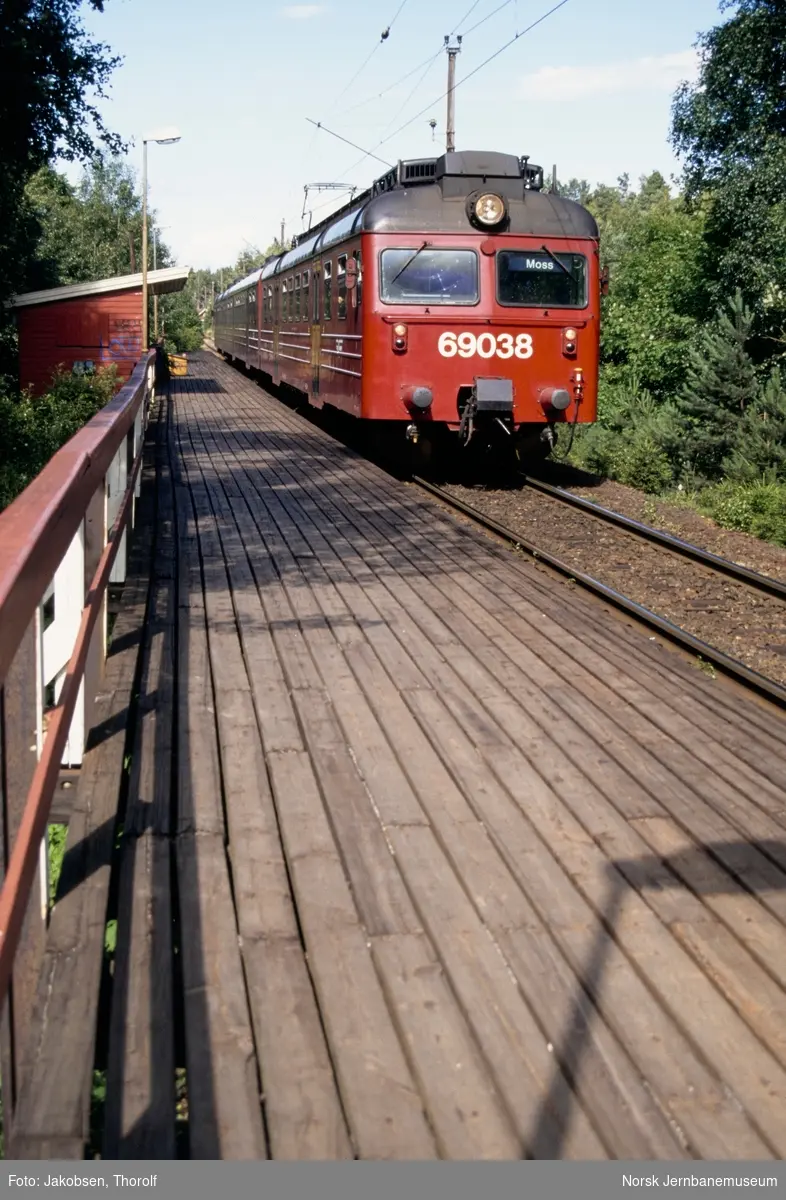 Elektrisk motorvognsett type 69 med motorvogn BM 69 038 fremst, med lokaltog til Moss, tog 1121, på Hølen holdeplass