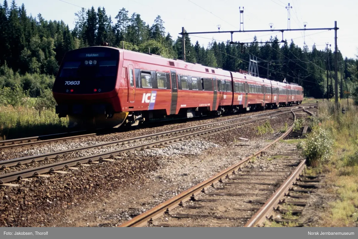 Elektrisk motorvognsett type 70 med styrevogn ABS 70 603 nærmest, med hurtigtog fra Oslo S til Halden, tog 119, på Såner stasjon