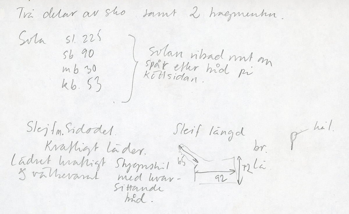 Fyra delar från sko: en sula, ett sidostycke med slejf samt två ospecificerade fragment.

En ritsad linje löper strax innanför sulans ytterkant. På sulans köttsida finns kvarsittande tråd. I änden på sidostyckets slejf syns ett runt hål med en nedskärning. På sidostycket syns kvarsittande tråd. Lädret är kraftigt.