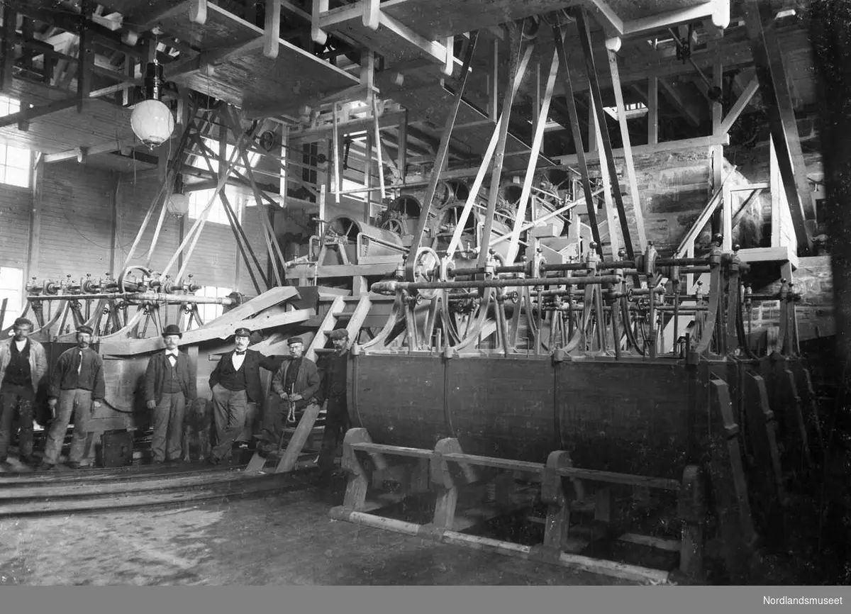 Sandnes. 
Settsapparater i vaskeriet på Sandnes ca 1910. Både rommet og utstyret her er av en større dimensjon enn det som bilde 0267 viser for vaskeriet i Fagerli. 

Foto N. Helgesen, Bodø.