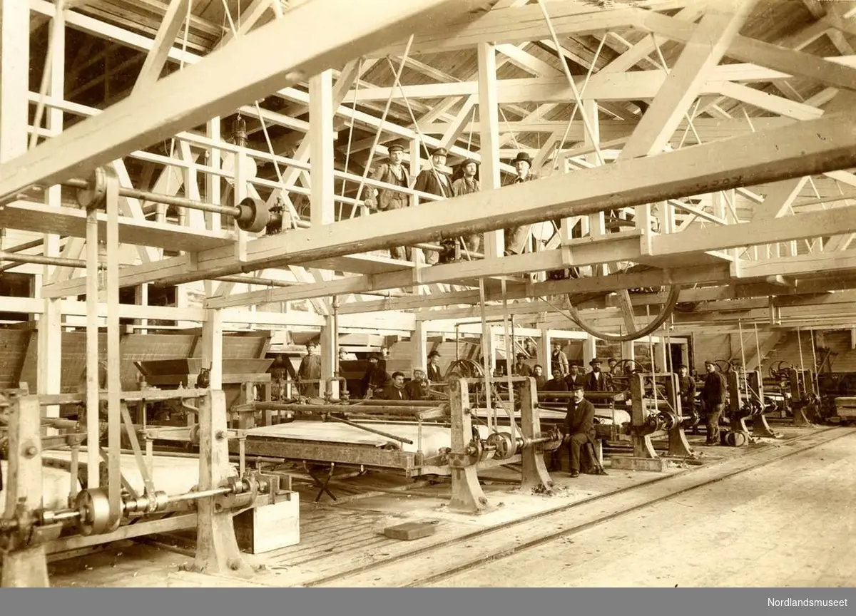 Sandnes. 
Vaskeriet på Sandnes ca 1910, kompressor for trykkluft. 

Foto N. Helgesen, Bodø.