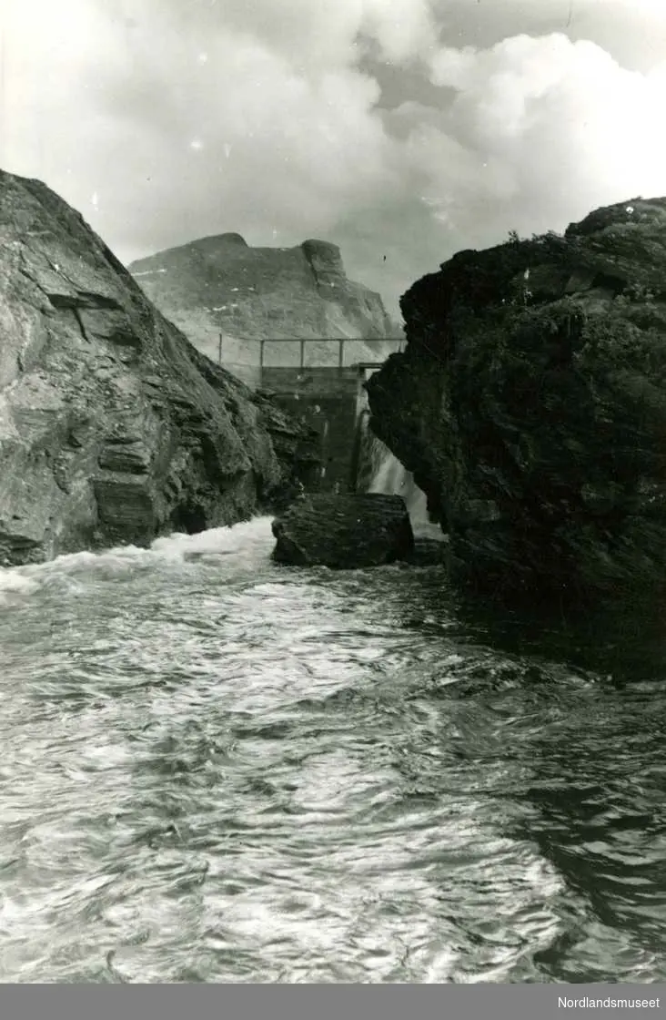 Vassdrag. 
Fra skjæringa, nedstrøms demningen i Dorro. 

Foto Ukjent.