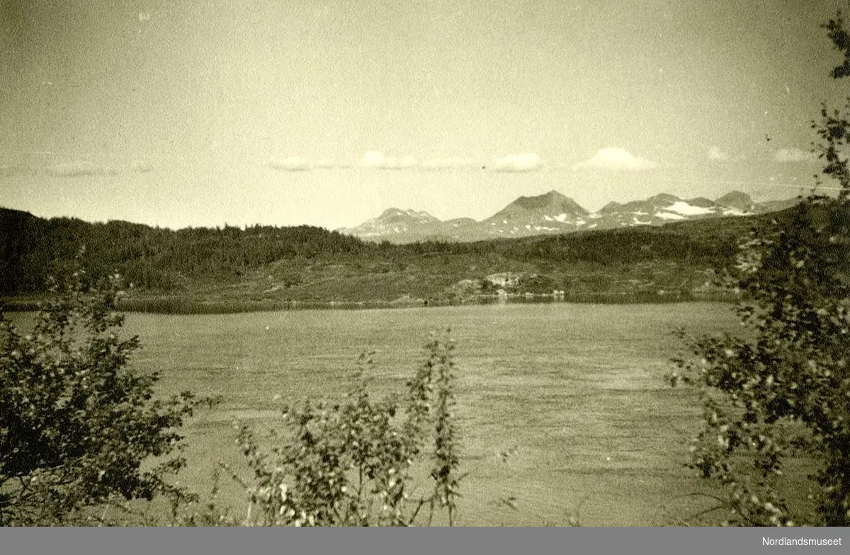 Natur. 
Sulitjelma-toppene sett fra ”båtoverdraget” Tjorvi/Balvann. 

Foto Ukjent.