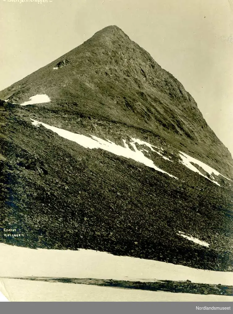 Natur. 
Vardetoppen sett fra vest. 

Foto N. Helgesen, Bodø.