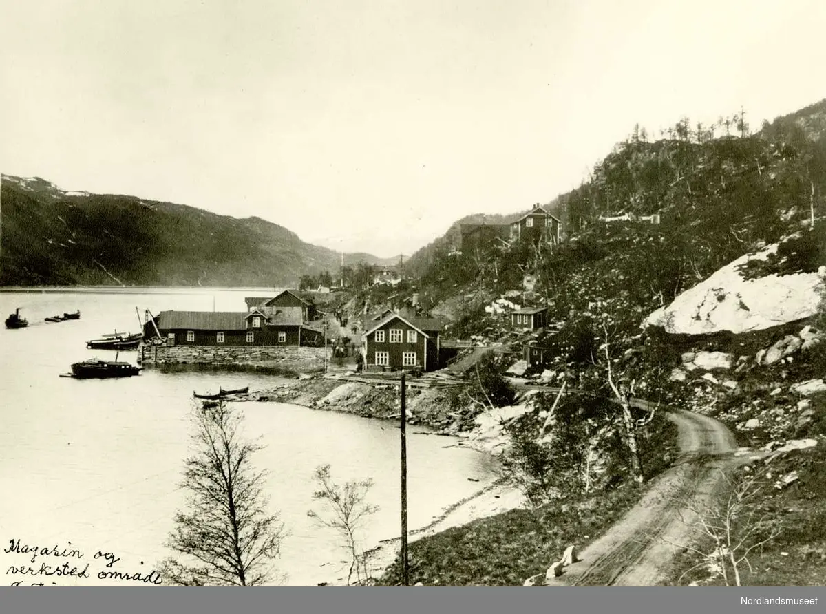 Furulund. 
Magasinet og verkstedområdet sett fra øst ca 1904. 

Foto Ukjent.