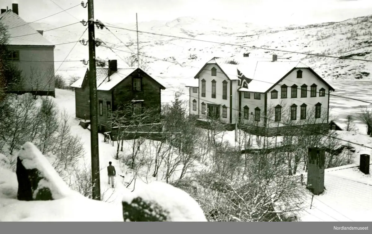 Furulund. 
Verkskontoret og andre bygninger i kontorets nærområde som er kommet til etter hvert som årene har gått. 

Foto Ukjent.