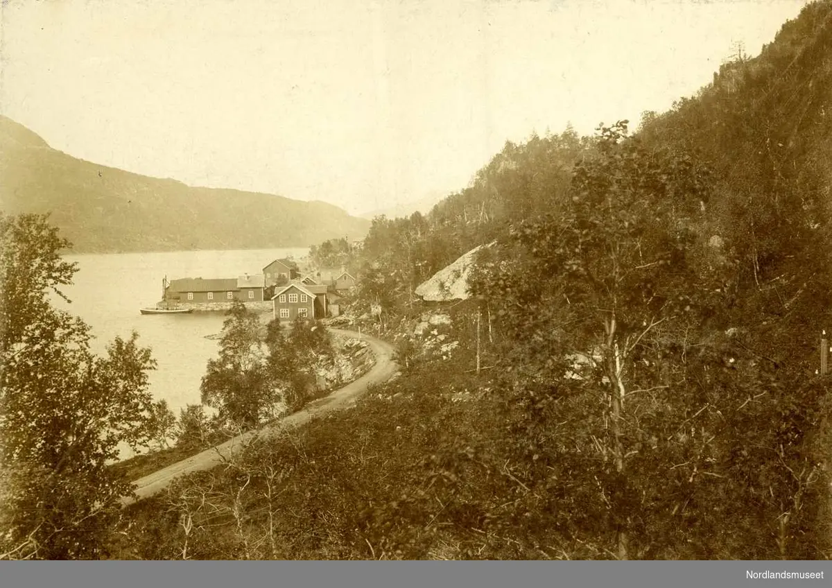 Furulund. 
Magasinet, Stallen og Verkstedene samt Støperiet, lengst bak til høyre sett fra Charlotte-haugen. Ca 1895. 

Foto N. Helgesen, Bodø.