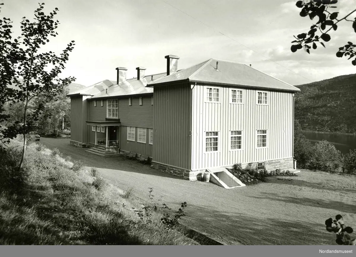 Furulund. 
Direksjonsvillaen etter restaureringen i 1957 til åpningen av A/S Sulitjelmabanens forlengelse til Finneid. 

Foto Johnson & Sotberg, Bodø.