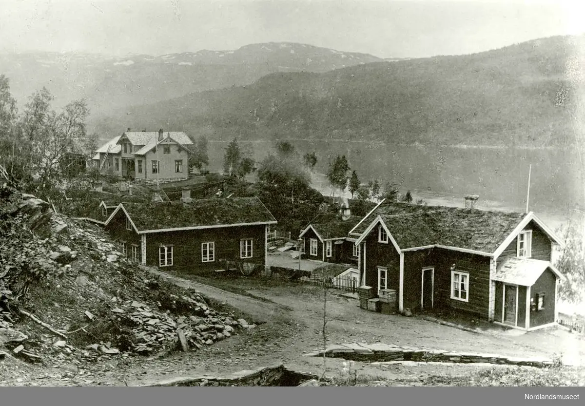 Furulund. 
Sentrale bygninger ca 1893. Fra høyre, butikk, messebygning, kontor og direktørbolig. 

Foto Ukjent.