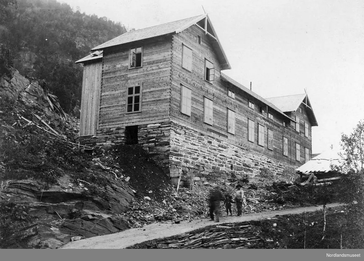 Furulund. 
Dampkjøkkenet ble påbegynt bygget i 1890. Rollen som Dampkjøkken hadde bygningen ikke i så svært mange år. Det var også greit med et bygg med store rom til kirkelige handlinger, skole og møter av mange slag. I andre etasje med hybler til betjeningen på Dampkjøkkenet ble det senere boliger for betjeningen på sykehus og hotell. I første etasje fikk man plass for tannlege med kontor og venterom. Det ble også innredet bolig for familie i bygningen. Men i 1967 var det slutt, da ble bygningen revet. 

Foto Torstein Brændmo, Bodø.