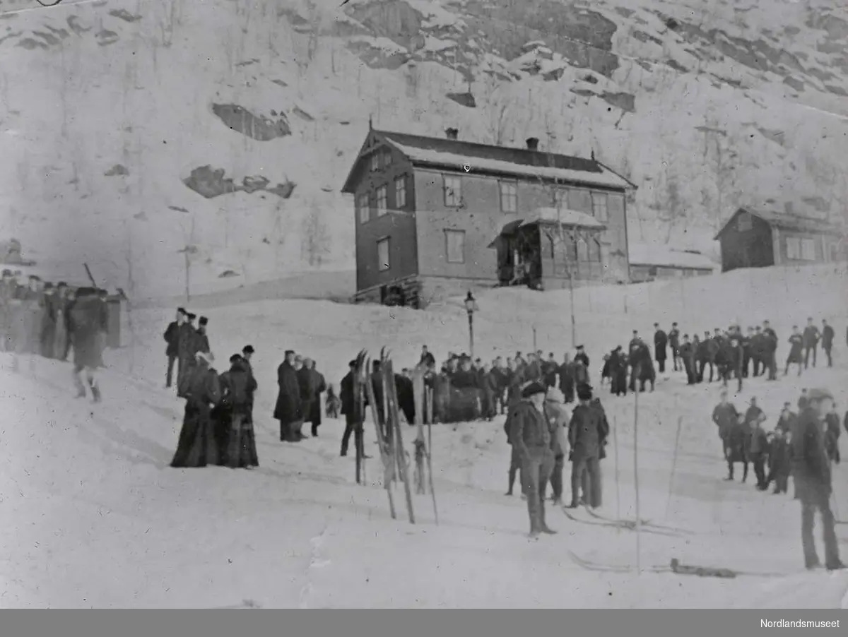 Idrett.
Furulund. Ski-aktiviteter nedenfor “Villa Mons Petter”. 

Foto Leire.