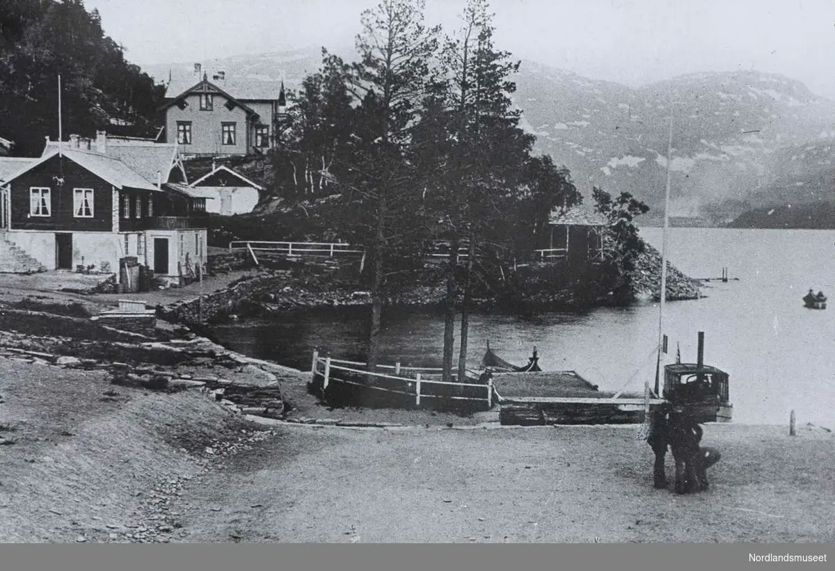 Furulund. 
Messa med ”Is-kjelleren” liggende bak og den første Direktørboligen. (Direktørboligen brant ned natt til 2. juledag 1905) sett fra “Butikkaia” bygget 1893. 

Foto Ukjent.